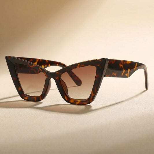 Women's vintage oversized cat eye sunglasses with UV400 protection. Stylish fashion eyewear.