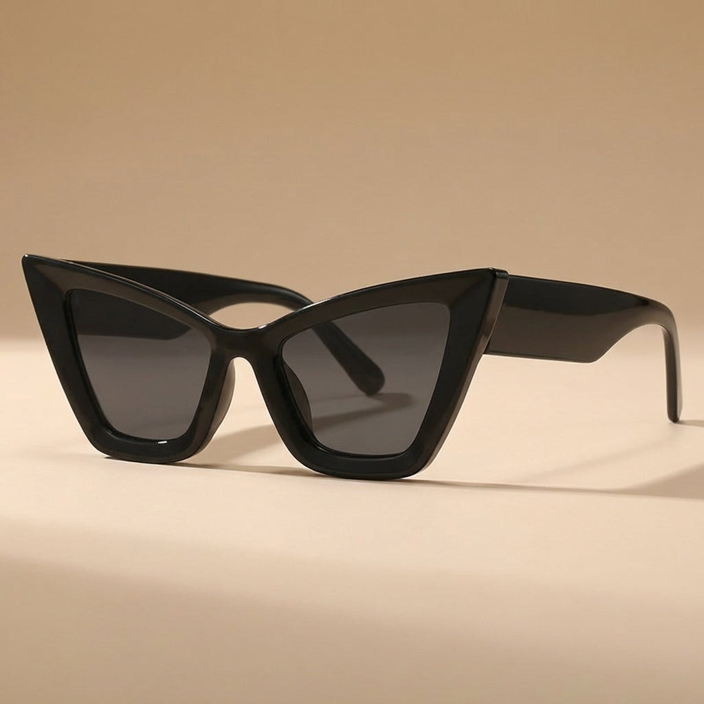 Caramel cat eye oversized sunglasses for women, vintage style. UV400 fashion accessory eyewear.