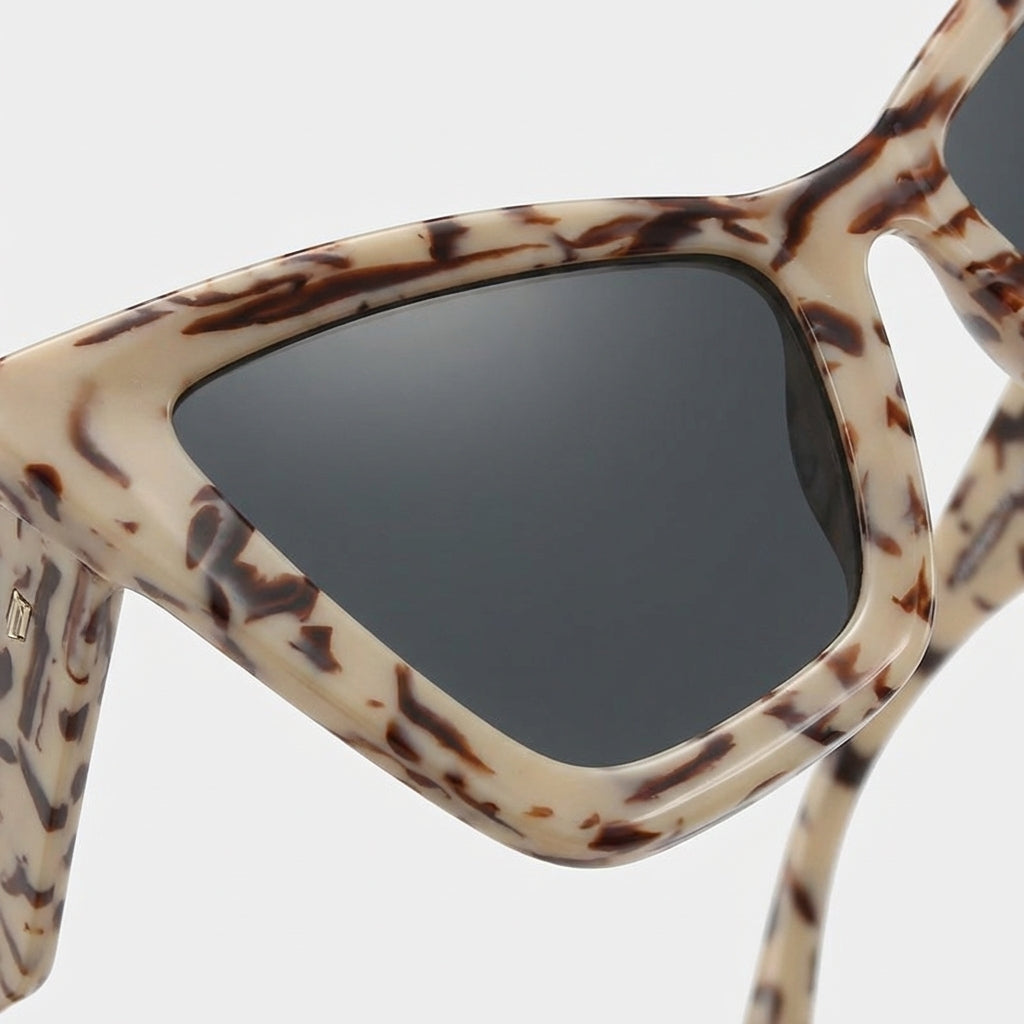 Chic oversized vintage cat eye sunglasses for women, offering UV400 protection. Trendy eyewear.