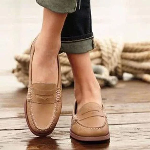 Stylish women's vintage loafers with a low heel, perfect for versatile everyday styling and effortless comfort.