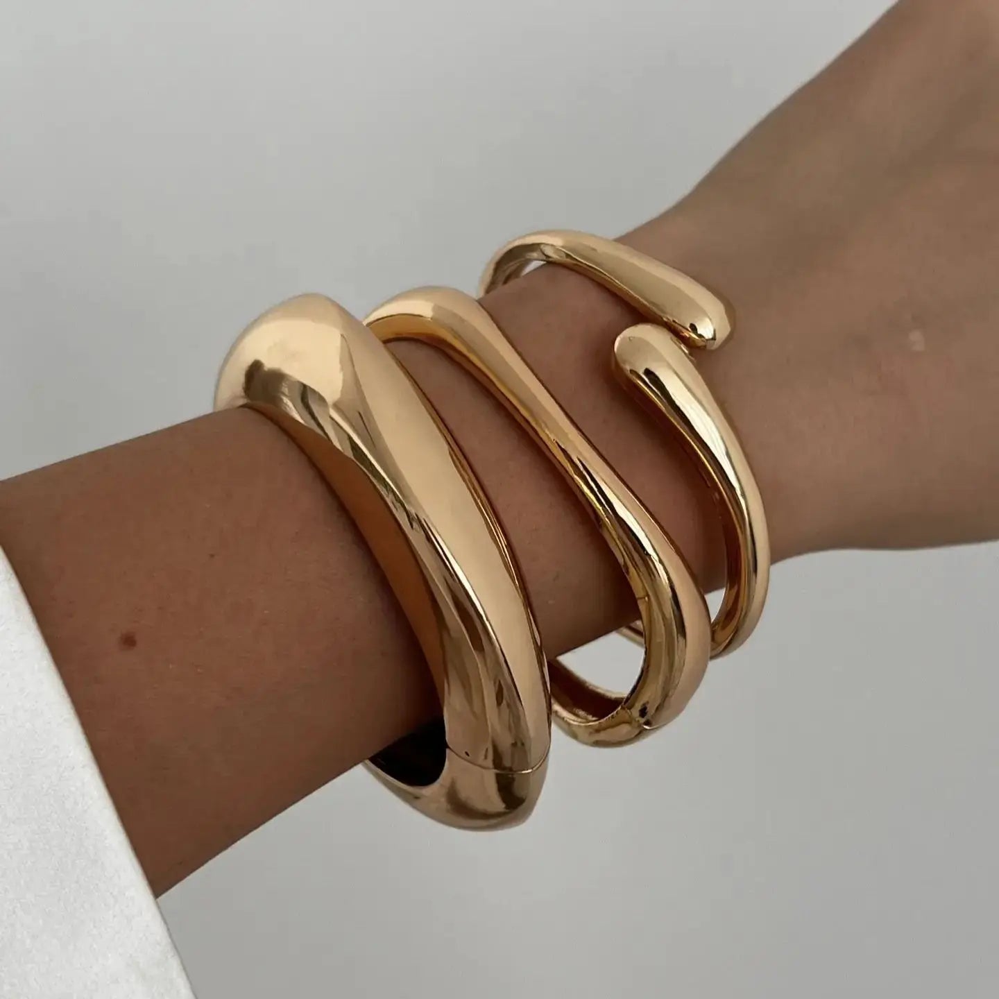 Fashionable women's stackable bracelet set, vintage-inspired with gold and silver elements, ideal jewelry gift.