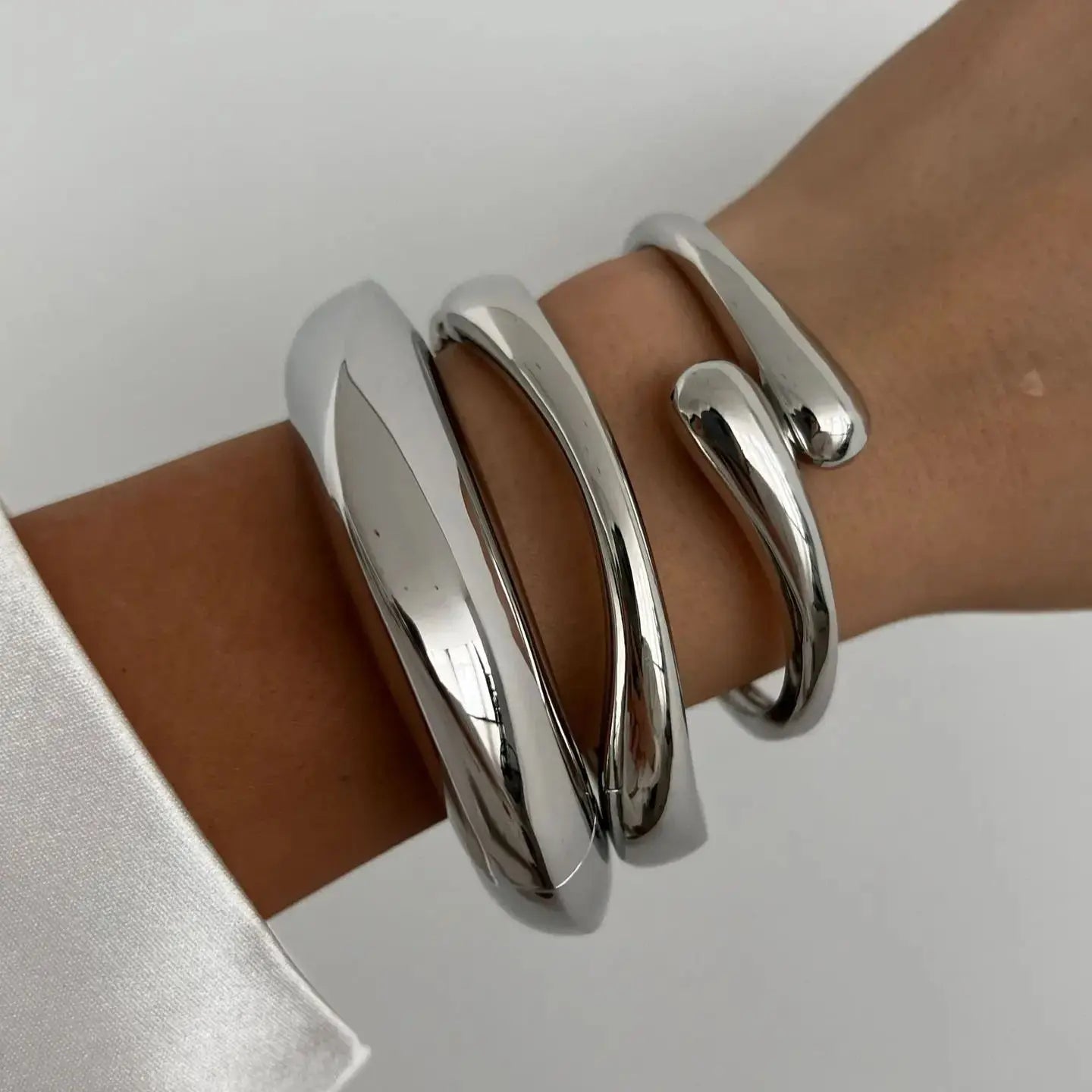 Stylish women's vintage stackable bracelets, a versatile gold & silver jewelry accessory for any fashion look.