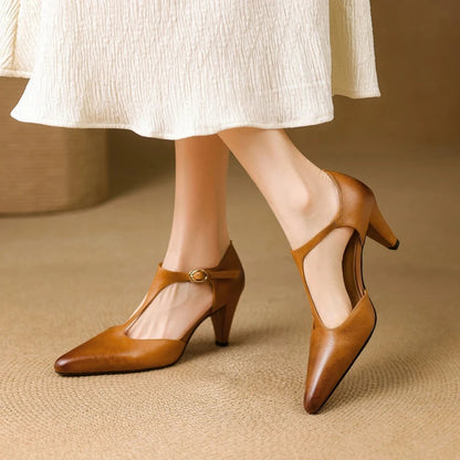 Black vintage T-Strap mid heels for women. Comfortable classic pumps, ideal for elegant dress shoes.
