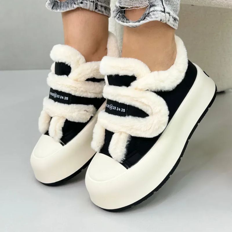 Plush & warm women's slip-on winter shoes, offering supreme comfort for cold weather.