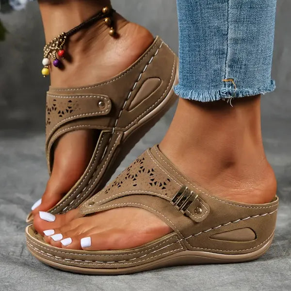 Versatile women's wedge sandals, offering adjustable comfort & elegant style. Essential summer footwear with platform sole.