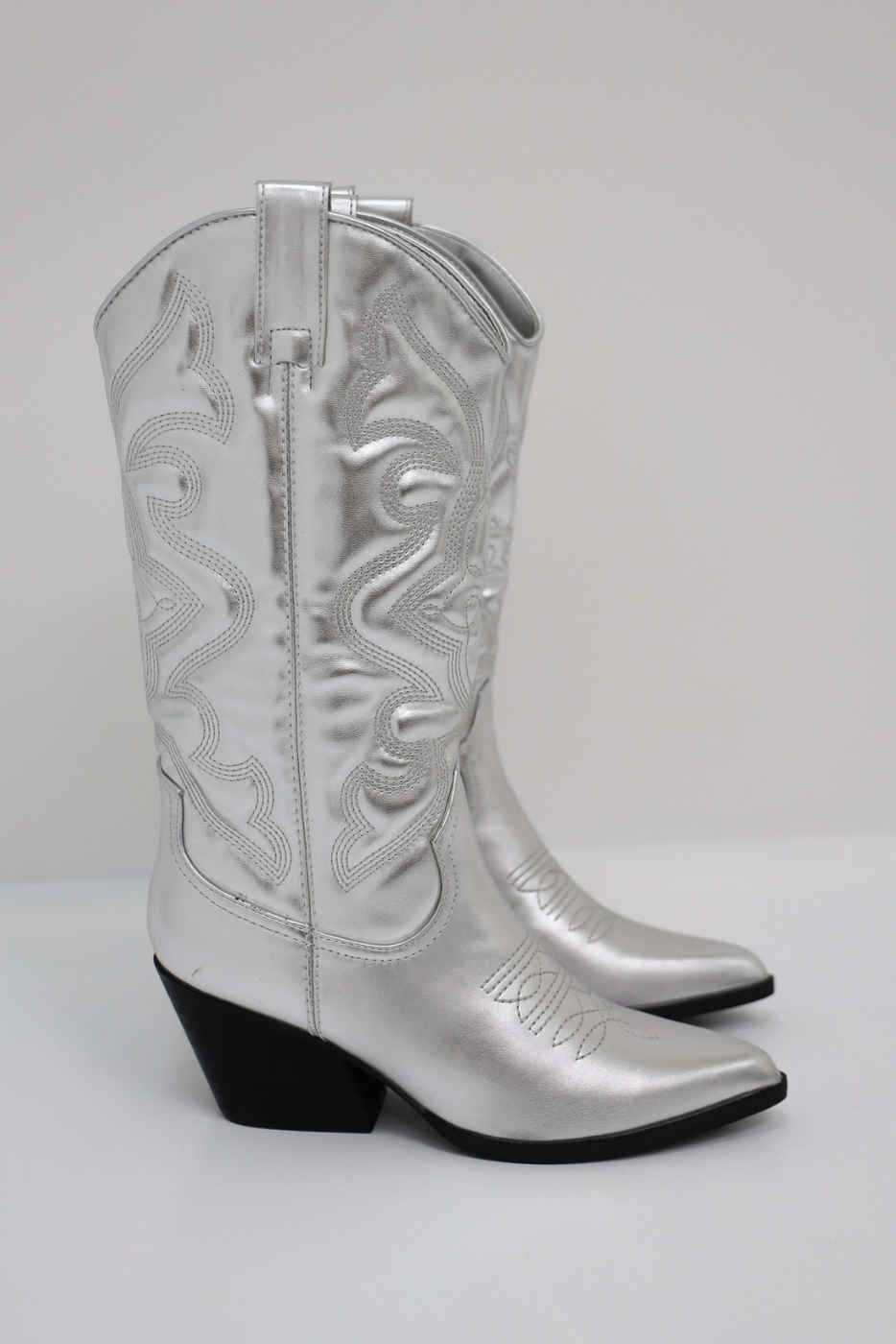 Women's cowboy-style knee-high boots. Danielle block heel with a sleek pointed toe and side zipper.