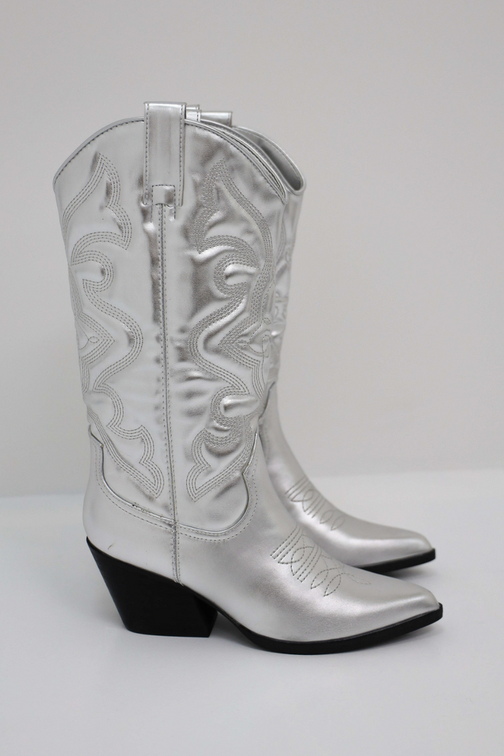Women's cowboy-style knee-high boots. Danielle block heel with a sleek pointed toe and side zipper.