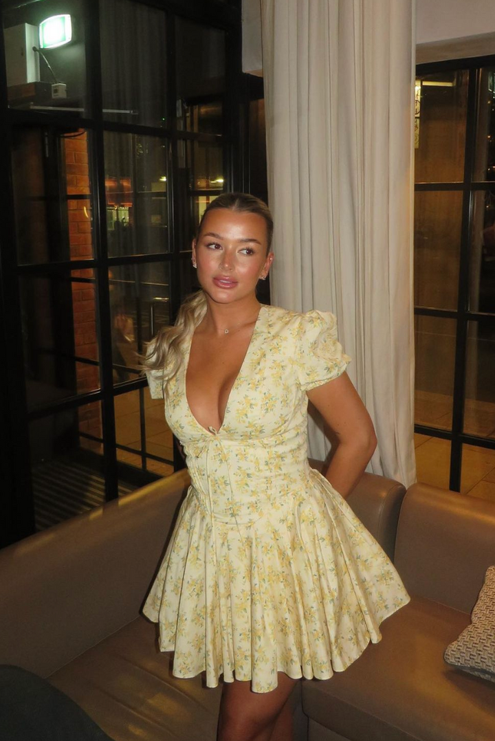 Trendy A-line floral mini dress for women, puff sleeves, open back. Ideal for spring parties.