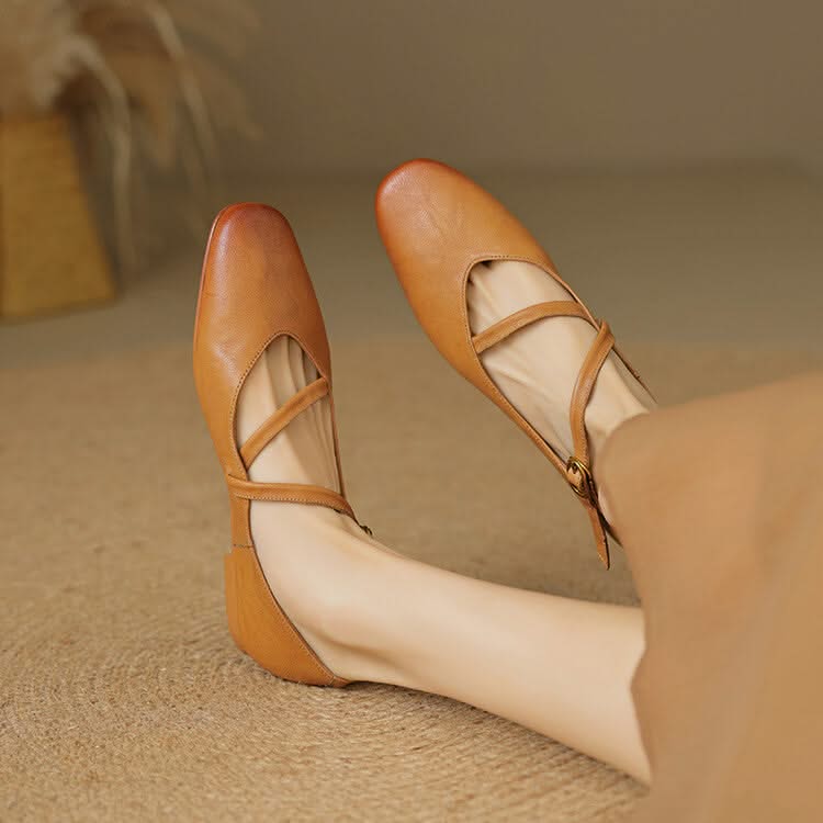Stylish womens ballet flats, ideal for everyday wear. Comfortable, closed toe design for versatile fashion.